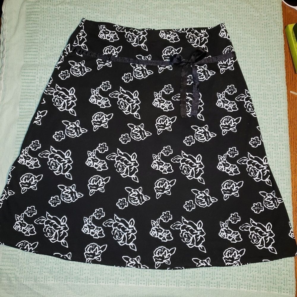 Players Women's Black Skirt with White Roses and Black Ribbon Size M